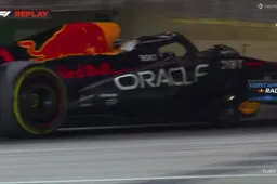 Zoekende Verstappen drift met zijn Red Bull over F1-circuit Singapore