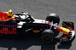 Verstappen: ''Het is wel fijn om zo ver voor Ricciardo te zitten''
