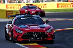 Nu al drama in Monza: Safety car in de vangrail na crash met hoge snelheid