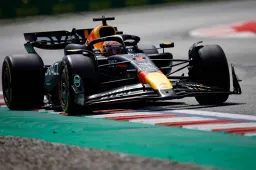 Fenomenale Verstappen slaat wéér toe in Spanje: aanval Norris komt te laat