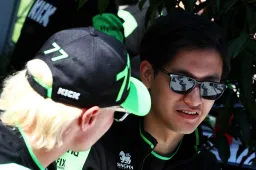 Zhou imite Bottas et dévoile un casque spécial en Australie