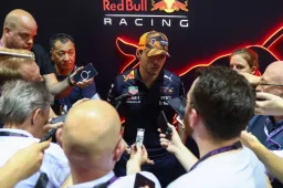 Wie is Gemma Lusty, de vrouw naast Max Verstappen bij interviews?