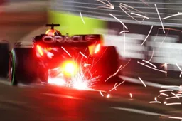Verstappen merkt natheid op de baan en schiet rechtdoor