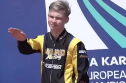 Russische coureur lijkt nazigroet te doen op podium; FIA stelt onderzoek in