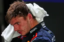 Russell reageert op straf Verstappen: ‘Rauwe emotie in de sport niet verliezen’