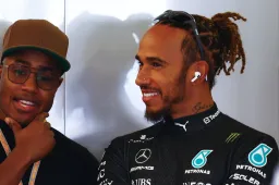 Een nieuwe teamnaam? Dat blijkt voor Hamilton en Stroll érg lastig