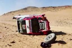 Dakar: Ten Brinke vier keer over de kop geslagen, auto total loss