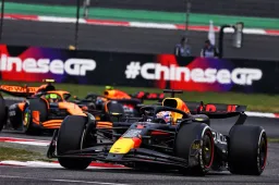 Verstappen estira las piernas, Pérez flaquea en el Mundial de Pilotos