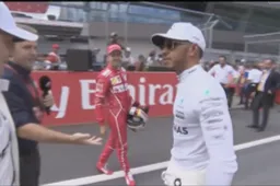 Video: Hamilton moet Vettel de hand schudden