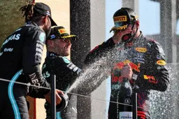 Hamilton questions Mercedes team: "I don't know how they didn't see that"