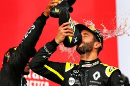 Daar is ie weer hoor: Ricciardo en Hamilton doen de 'Shoey' op het podium!