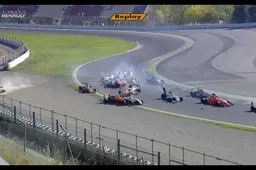 Video: MEGA crash bij start Formule Renault race in Barcelona!