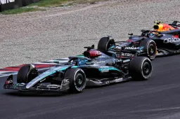 Russell 'bijna getorpedeerd' door Perez: 'Kneep me af met 340 km/h'