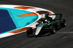 Piloto da Mercedes quebra costelas e tem que perder corrida icônica
