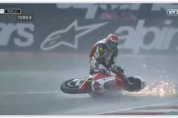 Wanneer er zoveel water op het circuit ligt dat je kan surfen op je motor...