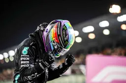 Hamilton behoudt regenboog helm: 'Wil graag weten wat hier gebeurt'