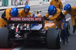 Opmerkelijk: Norris zet wagen stil na pitstop en wordt teruggerold