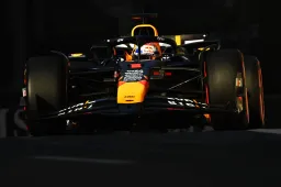 Verstappen vijfde in Baku, Perez en Sainz crashen achter winnaar Piastri