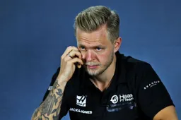Magnussen toont zijn nieuwe helm