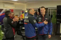 KIJKEN Kvyat verrast op zijn verjaardag door Toro Rosso