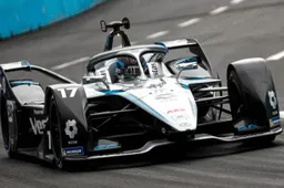 Foutloze De Vries rekent af met Vandoorne en pakt zege in seizoensopener