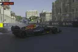 Verstappen weet RB18 uit de muur te houden na spin in Baku