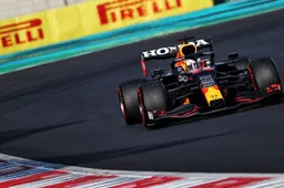 VERSTAPPEN VERRAST EN PAKT POLE VOOR FINALE IN ABU DHABI
