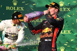 Red Bull mostra duelo entre Verstappen e Vettel em post de retrospectiva