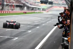 Verstappen le da otro triunfo a Red Bull, Norris cuida la brecha de McLaren