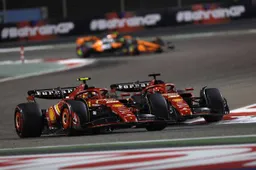 Carlos Sainz sube al podio por delante de su compañero Leclerc
