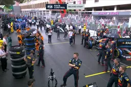 VIDEO | Verstappen over uitgestelde start: 'Wachten we tot het droog is?'