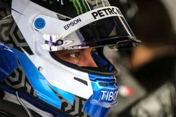 Bottas rijdt een rondje Albert Park op een unieke manier