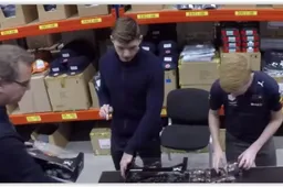 Hoe populair? Max Verstappen zet handtekeningen aan lopende band...