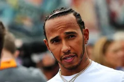 Hamilton kijkt vol ongeloof naar Ferrari: "We komen acht tienden tekort!"
