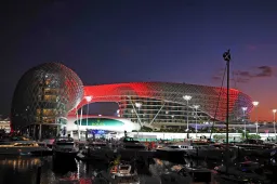 F1 Live | Sainz brings out the red flag in FP2 at Abu Dhabi