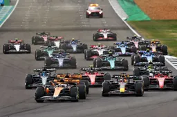 Norris pakt leiding van Verstappen in Silverstone, Britse fans uit hun dak