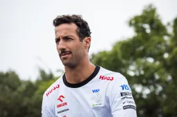Te langzame Ricciardo weet het zeker: 'Er is iets met mijn auto…’