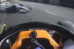 Fernando Alonso ontwijkt de spinnende bolide van Marcus Ericsson