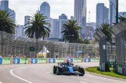 ‘Albon kan mogelijk niet meedoen aan Grand Prix van Australië’