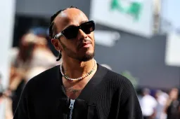 I commissari decidono di multare la Mercedes per la manovra di Hamilton