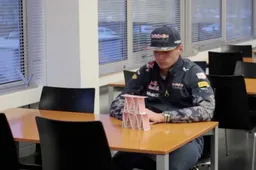 Video: Hoe komen de verveelde Red Bull coureurs de winter door?
