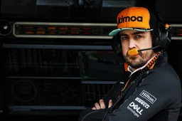 Jimmie Johnson steekt Alonso hart onder de riem