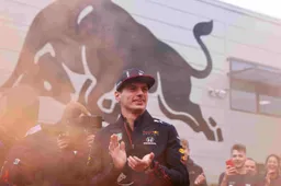 Verstappen maakt rentree op het circuit met deze dikke Porsche!