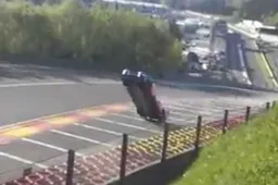 Auto vliegt door de lucht tijdens 6 uur van Spa