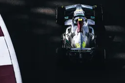 Wolff, Hamilton y Russell visitan la fábrica de motores de Mercedes