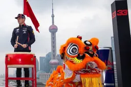 Geen oranje leeuw, maar een oranje draak voor Verstappen in China