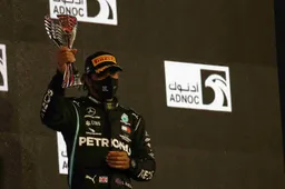 Hamilton rejects new Mercedes contract, Daimler keeping Russell option open