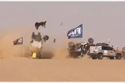 Hachelijke crash tegenhanger Dakar resulteert in flinke ravage