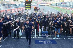 Red Bull comemora após vencer o campeonato de construtores no Japão