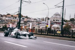 Update: Gasly en Albon rijden door straten Istanbul